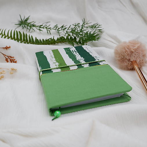 Diár  na rok 2026 TÝŽDENNÝ - A6 - Zelená prúžky