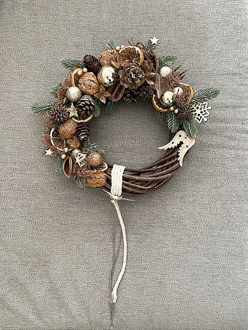 Dekorácie - Vianočný prírodný veniec - 17974497_