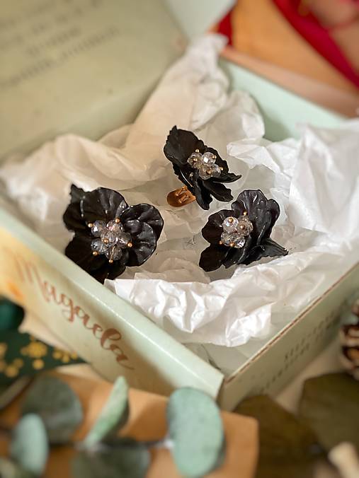 Darčekový box "noc s chuťou černíc" - hrebienok, prstienok a klipy na topánky