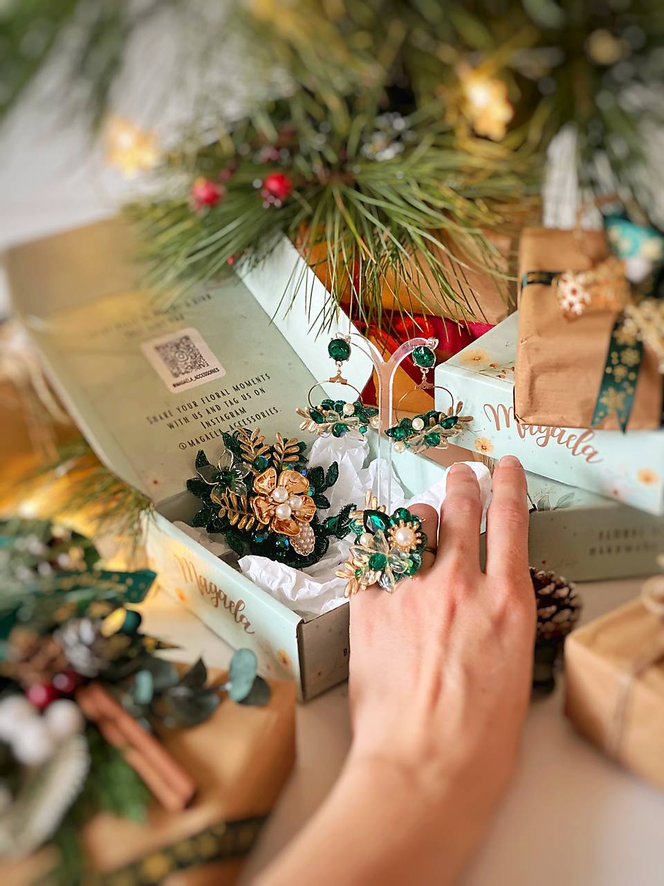 Darčekový box "mesačné smaragdy" - brošňa, náušnice a prstienok