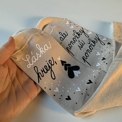 Maľované ponožky s nápisom “LÁSKA HREJE, ale ponožky sú ponožky :) (vianočne ladené béžové)