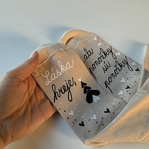 Maľované ponožky s nápisom “LÁSKA HREJE, ale ponožky sú ponožky :) (vianočne ladené béžové)