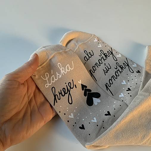 Maľované ponožky s nápisom “LÁSKA HREJE, ale ponožky sú ponožky :) (vianočne ladené béžové)