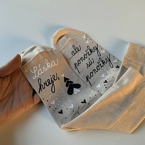 Maľované ponožky s nápisom “LÁSKA HREJE, ale ponožky sú ponožky :) (vianočne ladené béžové)