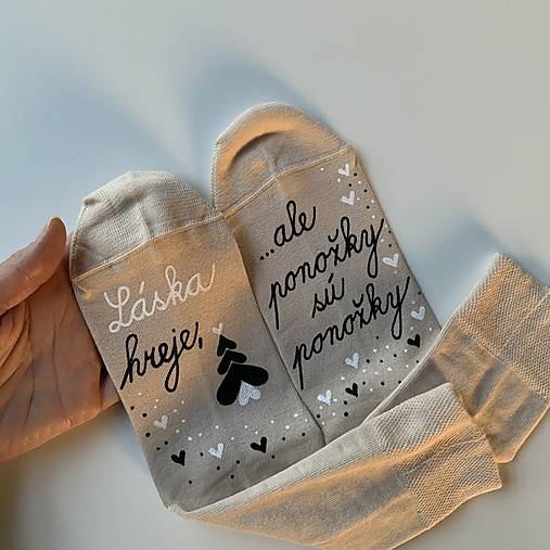 Maľované ponožky s nápisom “LÁSKA HREJE, ale ponožky sú ponožky :) (vianočne ladené béžové)