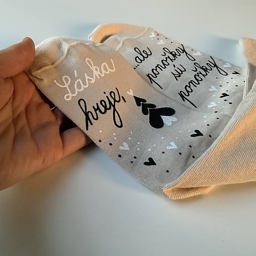 Maľované ponožky s nápisom “LÁSKA HREJE, ale ponožky sú ponožky :) (vianočne ladené béžové)