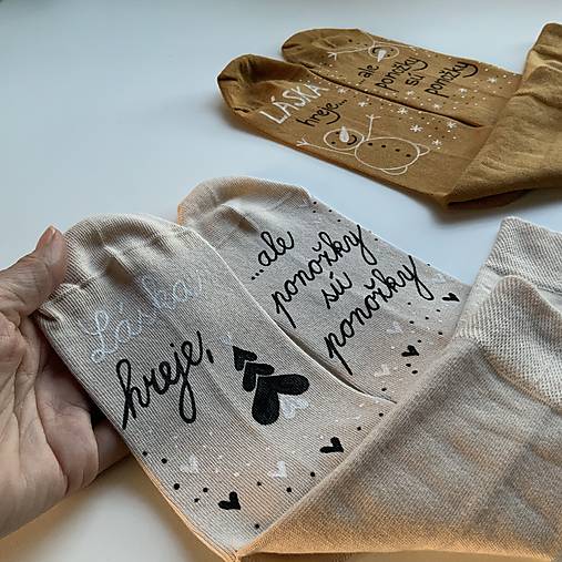 Maľované ponožky s nápisom “LÁSKA HREJE, ale ponožky sú ponožky :) (vianočne ladené béžové)