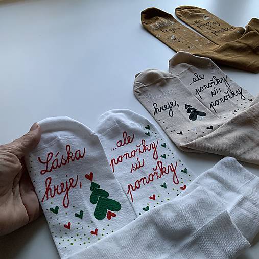 Maľované ponožky s nápisom “LÁSKA HREJE, ale ponožky sú ponožky :) (vianočne ladené béžové)