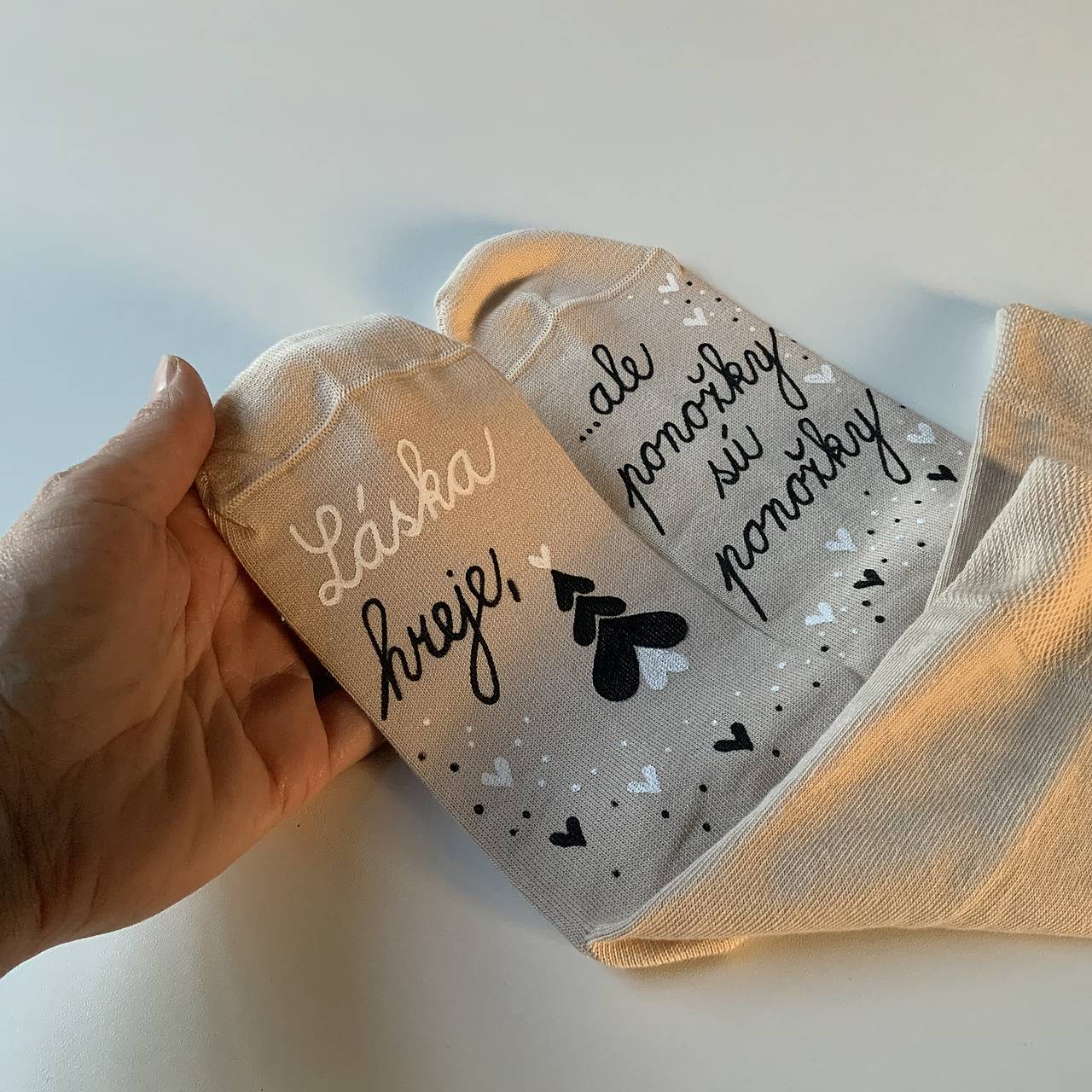 Maľované ponožky s nápisom “LÁSKA HREJE, ale ponožky sú ponožky :) (vianočne ladené béžové)