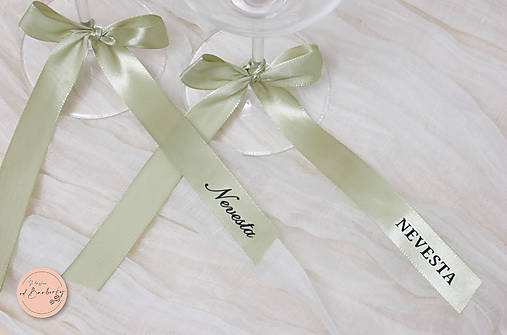 Menovka - saténová stuha (farba Sage Green, čierne písmo)