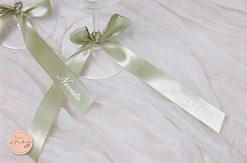Menovka - saténová stuha (farba Sage Green, biele písmo)
