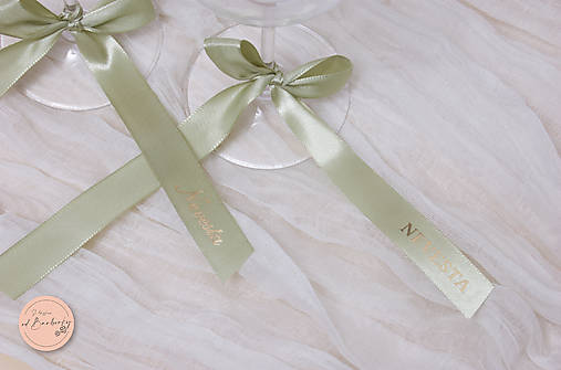 Menovka - saténová stuha (farba Sage Green, zlaté písmo)