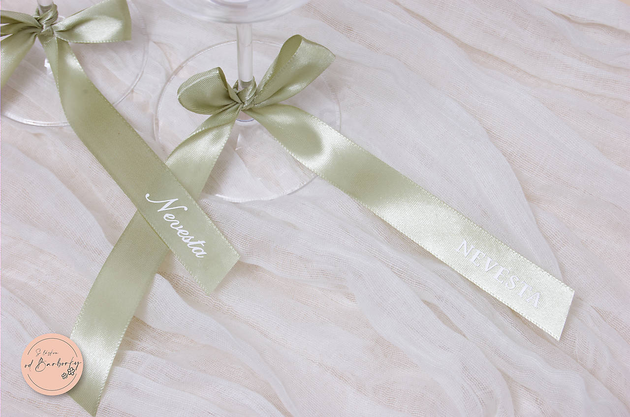 Menovka - saténová stuha (farba Sage Green, biele písmo)