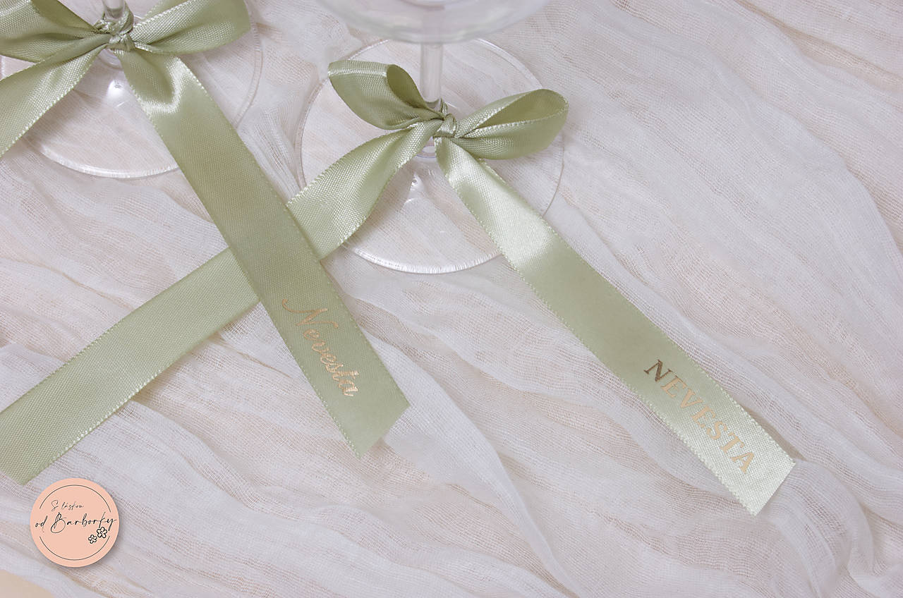Menovka - saténová stuha (farba Sage Green, zlaté písmo)
