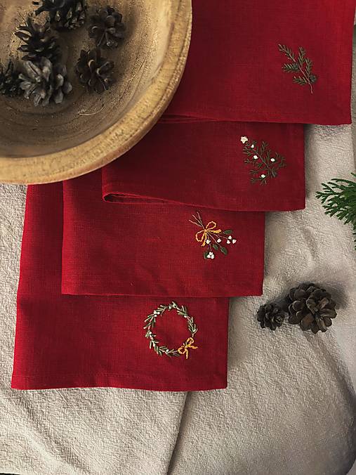 Úžitkový textil - PO KUSOCH - Ručne vyšívané ľanové vianočné obrúsky/prestieranie - Červené - 17974167_