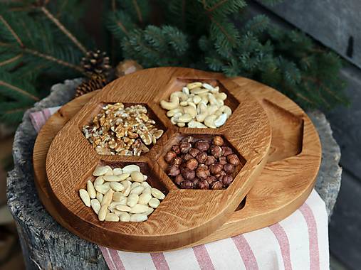 Dubový podnos na oriešky "včelie plásty"