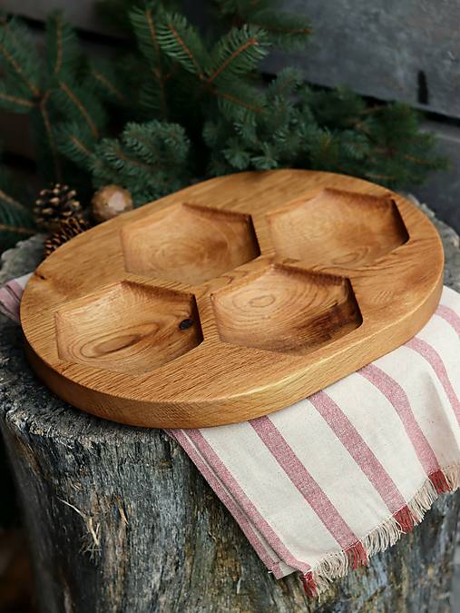 Dubový podnos na oriešky "včelie plásty"