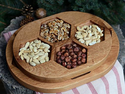 Dubový podnos na oriešky "včelie plásty"