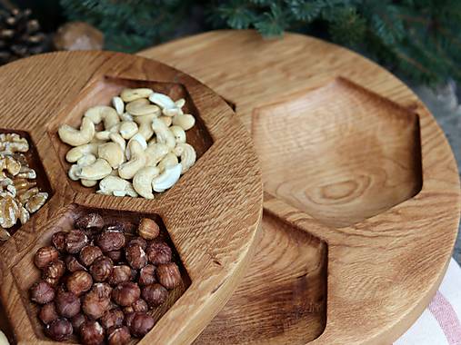 Dubový podnos na oriešky "včelie plásty"