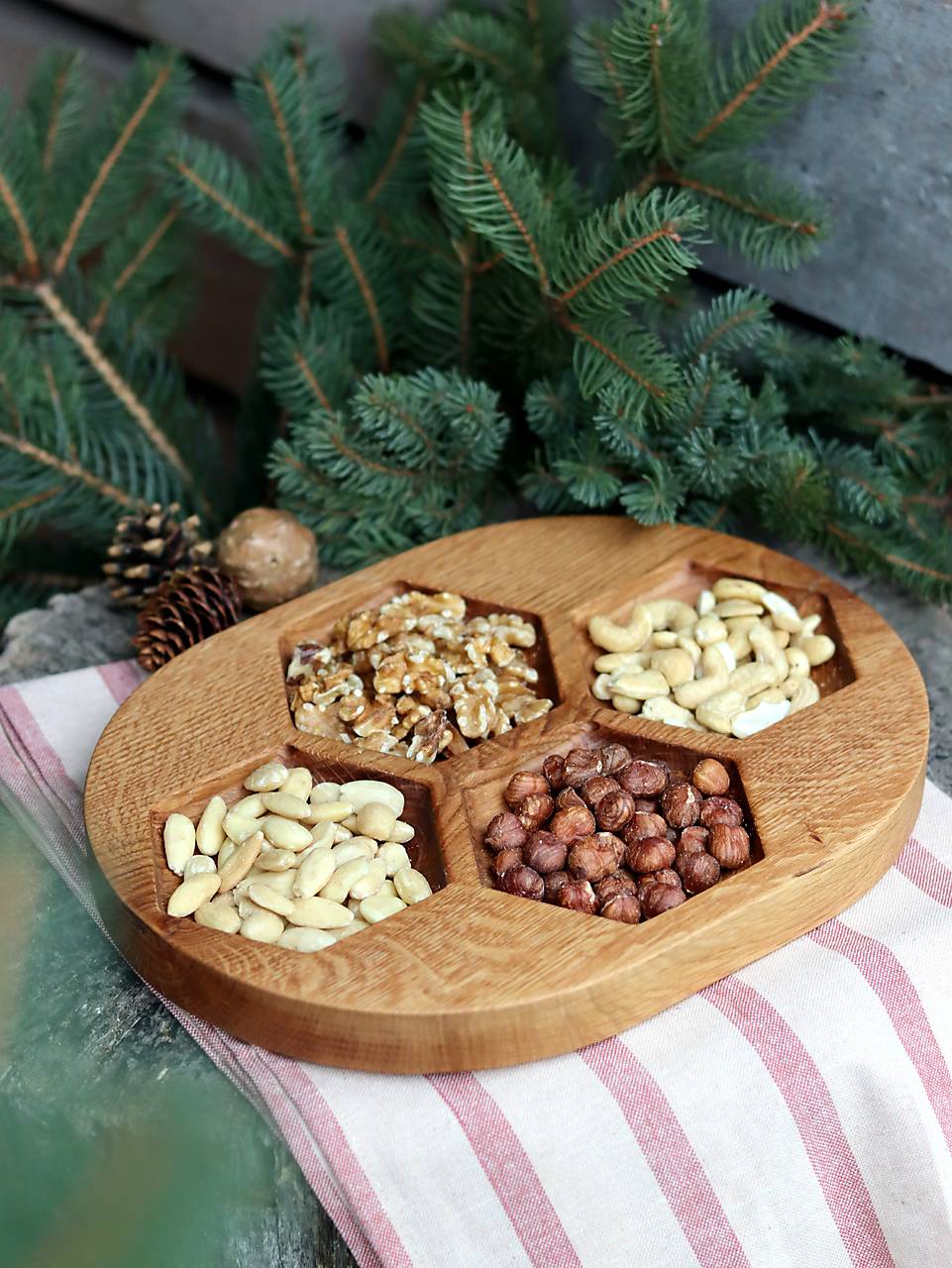 Dubový podnos na oriešky "včelie plásty"