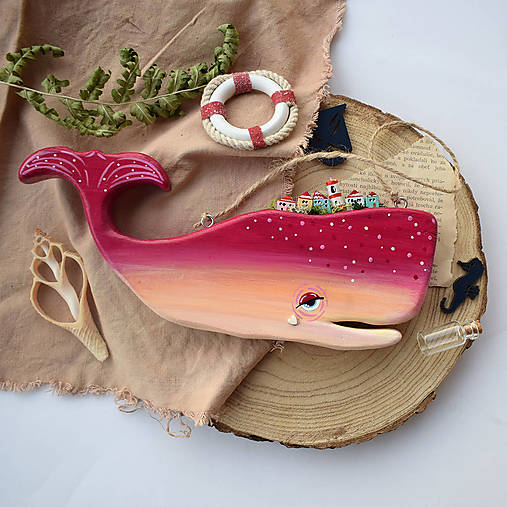 Závesná drevená veľryba (fialová)