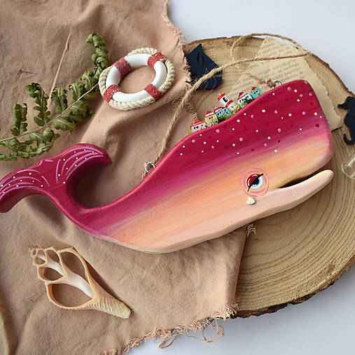 Závesná drevená veľryba (fialová)