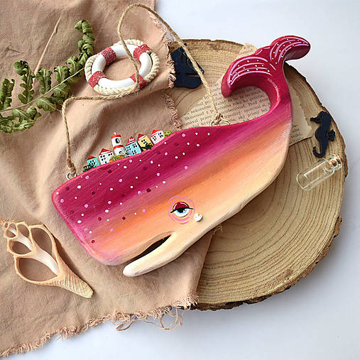 Závesná drevená veľryba (fialová)