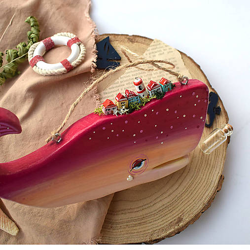 Závesná drevená veľryba (fialová)