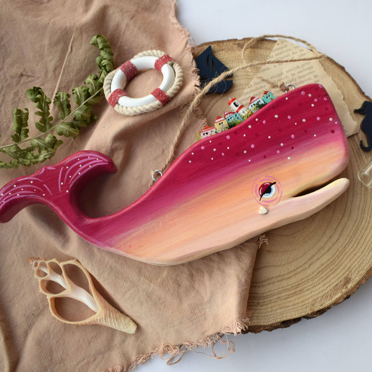 Závesná drevená veľryba (fialová)