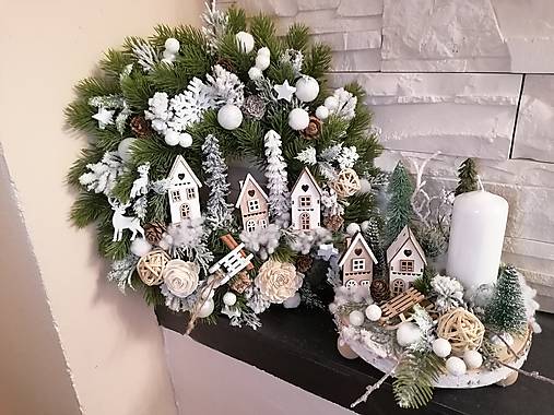 Dekorácie - Vianočny veniec s domčekmi 36cm a svietnik - 17975951_