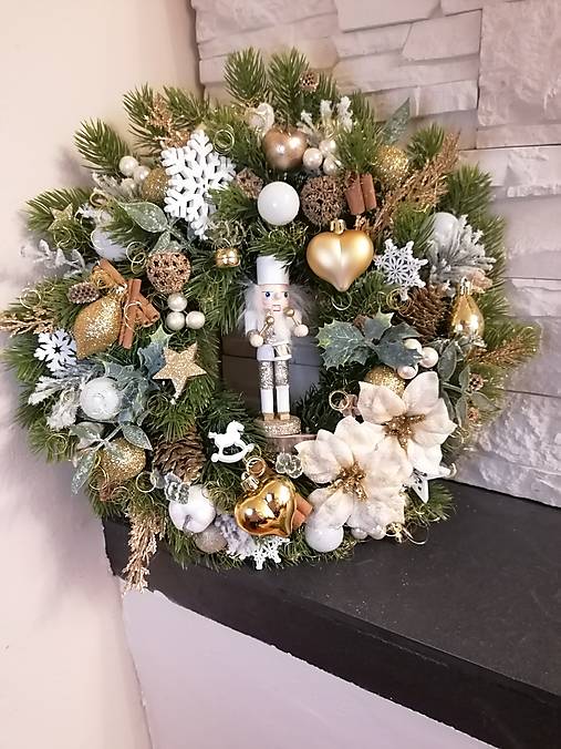 Dekorácie - Zlaty veniec s luskačikom 36 cm - 17975962_