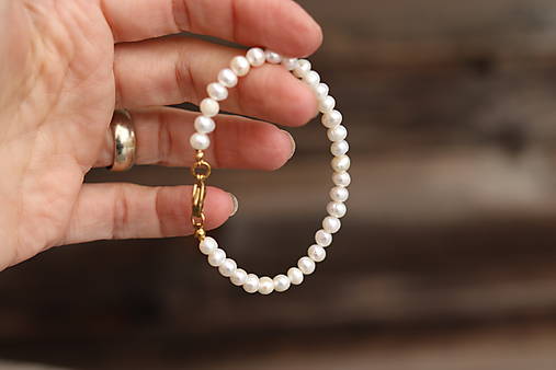 Perlový náramok