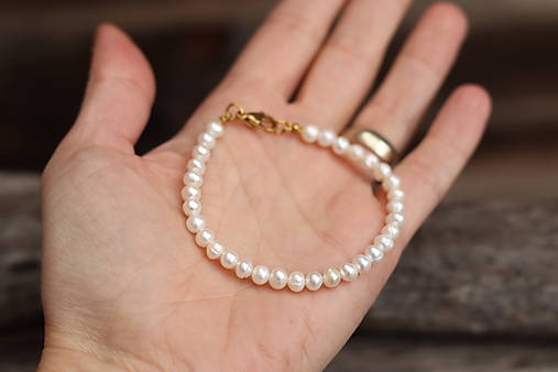 Perlový náramok