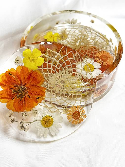 Príbory, varešky, pomôcky - Podložky pod poháre zo živice s kvetmi - 17975673_