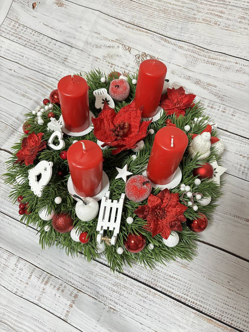 Dekorácie - adventný veniec červeno - biely  30cm so sviečkami - 17980387_