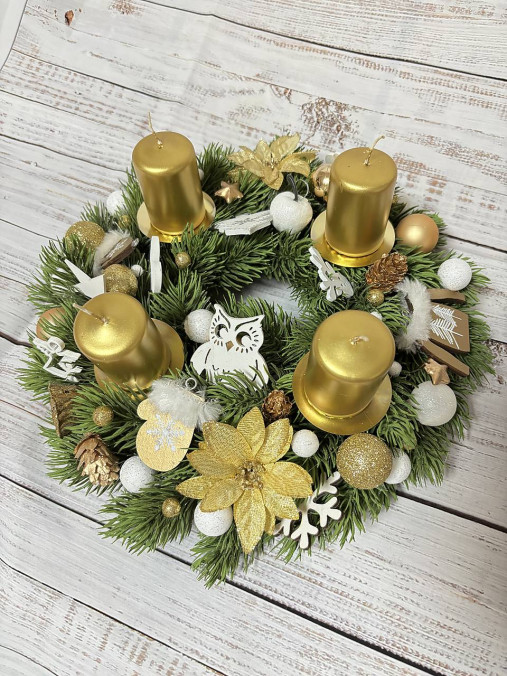Dekorácie - adventný veniec zlatý 30cm so sviečkami - 17980410_