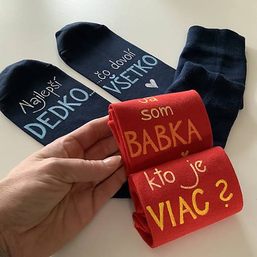 Maľované ponožky s nápisom: “Ja som babka/ kto je viac?” (červené)