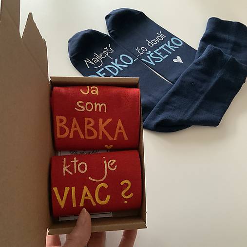 Maľované ponožky s nápisom: “Ja som babka/ kto je viac?” (červené)