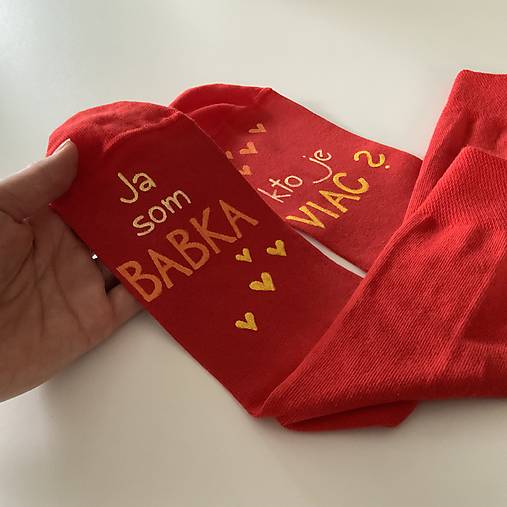 Maľované ponožky s nápisom: “Ja som babka/ kto je viac?” (červené)