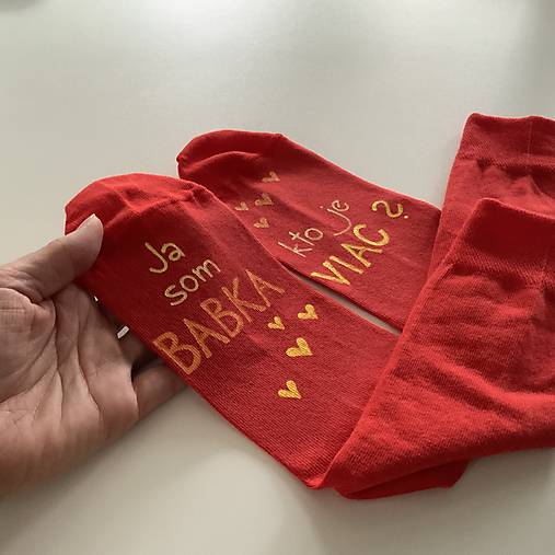 Maľované ponožky s nápisom: “Ja som babka/ kto je viac?” (červené)