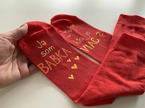 Maľované ponožky s nápisom: “Ja som babka/ kto je viac?” (červené)