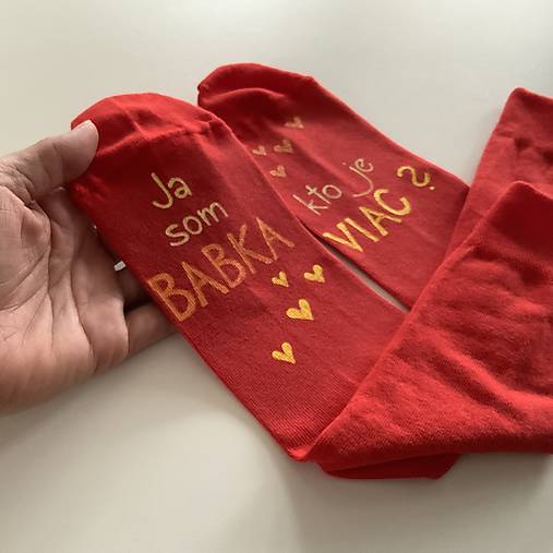 Maľované ponožky s nápisom: “Ja som babka/ kto je viac?” (červené)