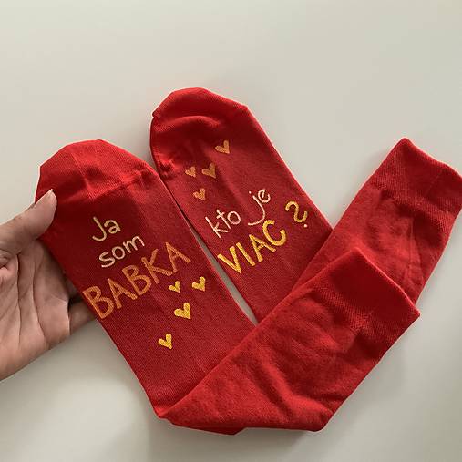 Maľované ponožky s nápisom: “Ja som babka/ kto je viac?” (červené)
