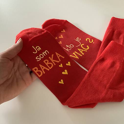 Maľované ponožky s nápisom: “Ja som babka/ kto je viac?” (červené)