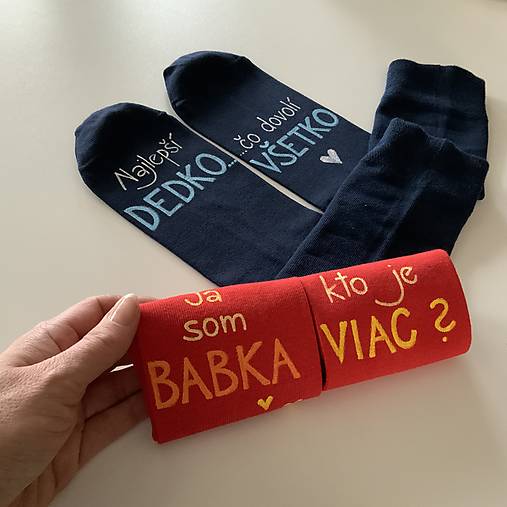 Maľované ponožky s nápisom: “Ja som babka/ kto je viac?” (červené)