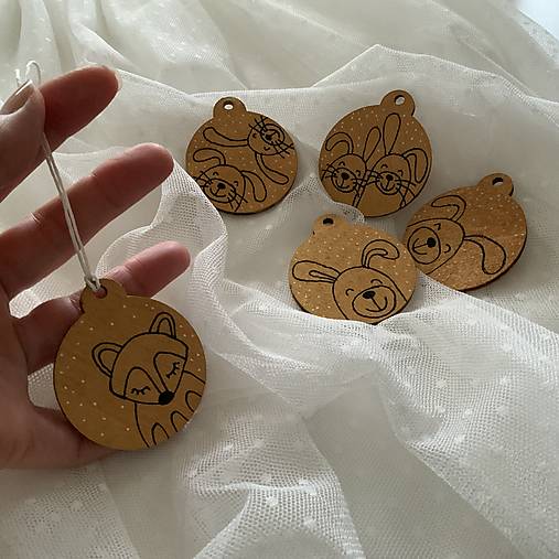 Maľované vianočné gule (drevené výrezy s priemerom 5 cm) na špagáte (sada 5 ks na zlatom podklade so zvieratkami)