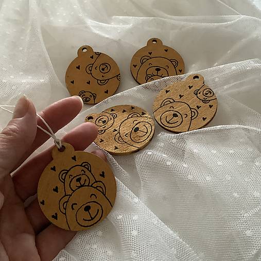 Maľované vianočné gule (drevené výrezy s priemerom 5 cm) na špagáte (sada 5 ks na zlatom podklade s macíkmi)