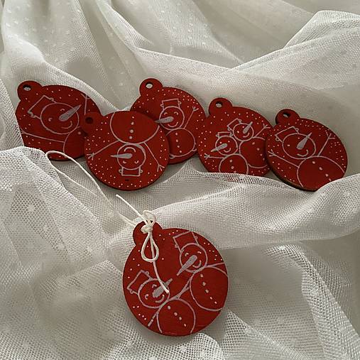 Maľované vianočné gule (drevené výrezy s priemerom 5 cm) na špagáte (sada 6 ks na červenom podklade so snehuliačikmi)