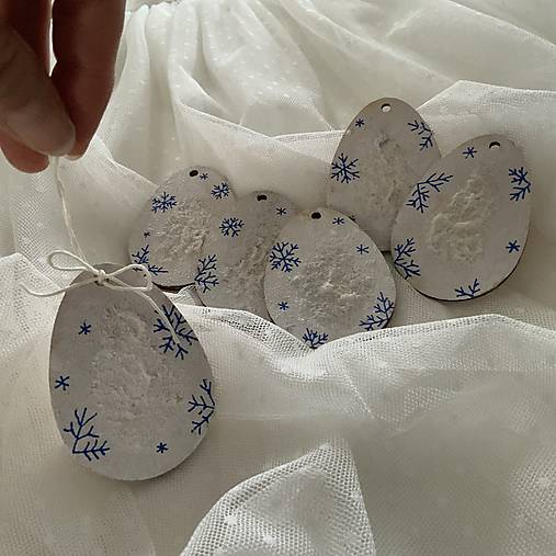 Maľované vianočné drevené vajíčka (výrezy) 5x7 cm na špagáte (sada 6 ks modrobielych)