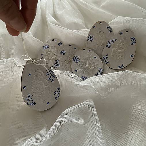 Maľované vianočné drevené vajíčka (výrezy) 5x7 cm na špagáte (sada 6 ks modrobielych)